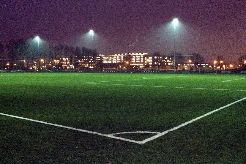 vv sanderbout kunstgras bij kunstlicht