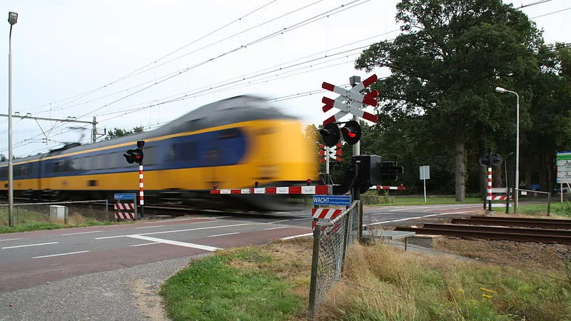 w0qnveer351hmw9b01oe3m04b spoorwegovergang by silver spoon cc by sa 3