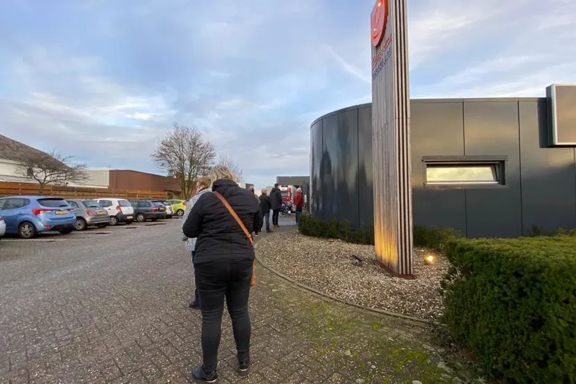 wachtrij bij rousseau 14 december 2020 voor strenge lockdown