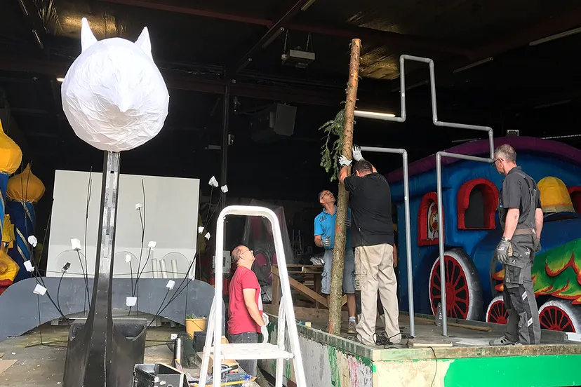 wagen bouwen berg aan de maas in optochthal 2017