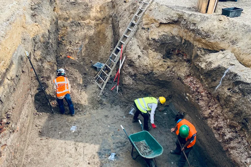 water in de gracht archeologen aan het werk