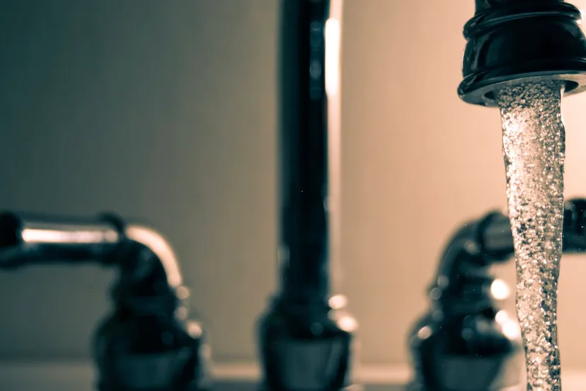 water stroomt uit kraan