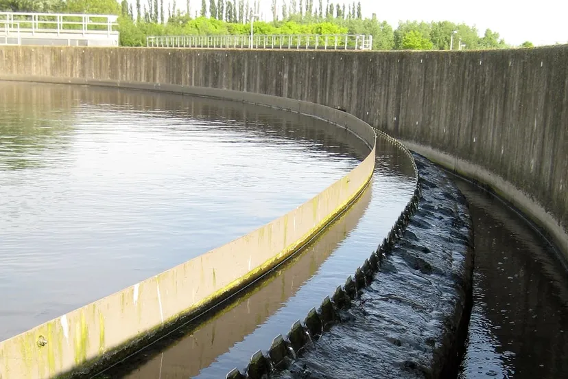 waterzuivering clarifier annabel cc by sa 30 via wikimedia commons