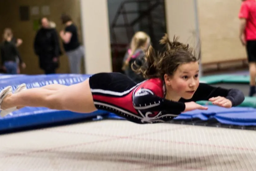 wedstrijd trampolinespringen bij gv swentibold