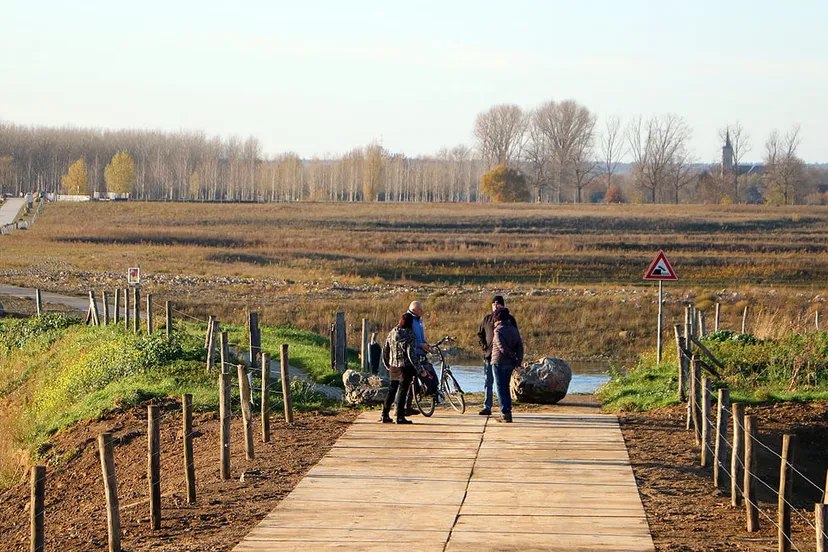 weg naar voetveer grevenbicht en zicht op de maas hersteld