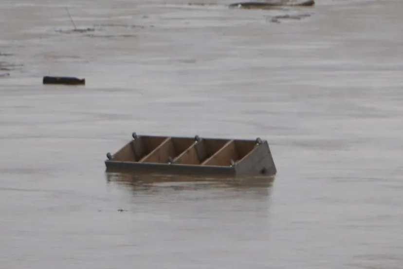 weggespoeld meubilair tijdens watersnood in limburg