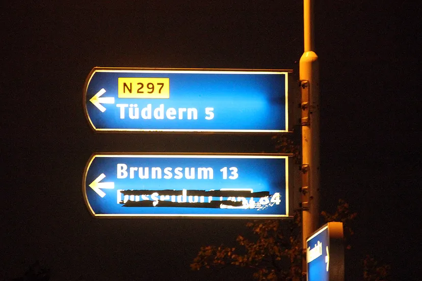 wegwijzer naar dsseldorf gezien vanaf sittarderweg vanuit nieuwstadt