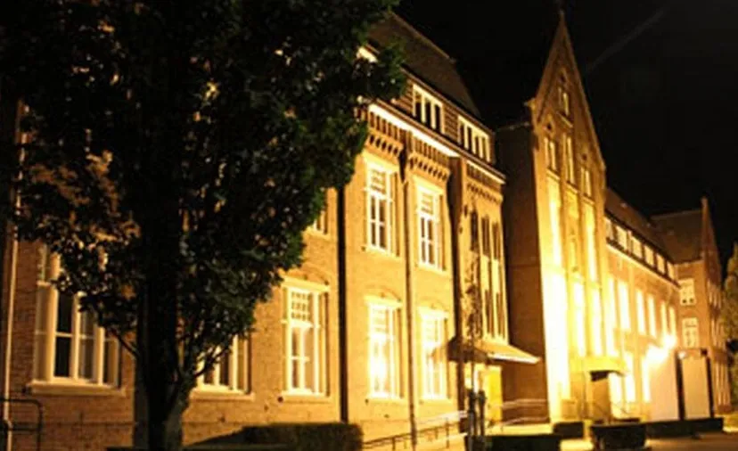 wfxs8126vhzfwa02fr2v7yoxg bischoppelijk college sittard in het donker 16 9