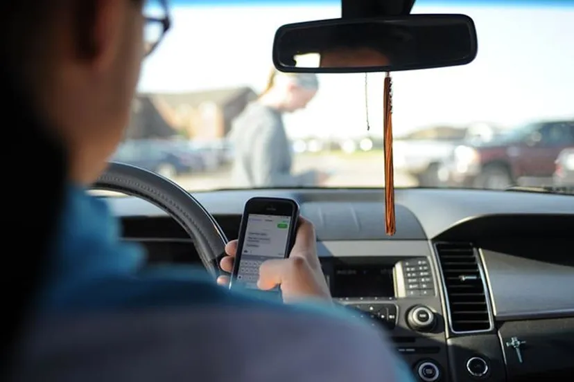 whatsappen appen achter het stuur verkeer