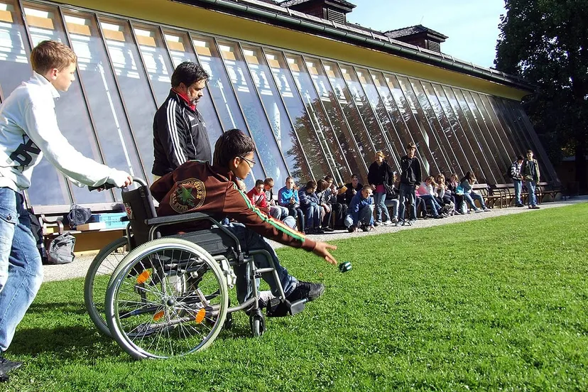 wheelchair 538138 1920 school gehandicapt rolstoel