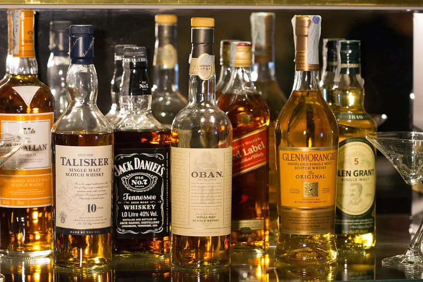 whiskey bottles 1235327 1280