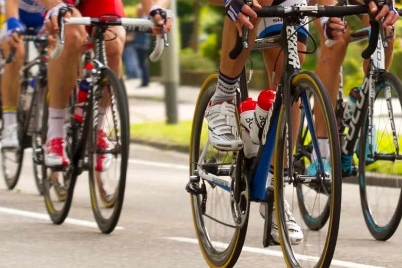 wielrenners wielen en benen