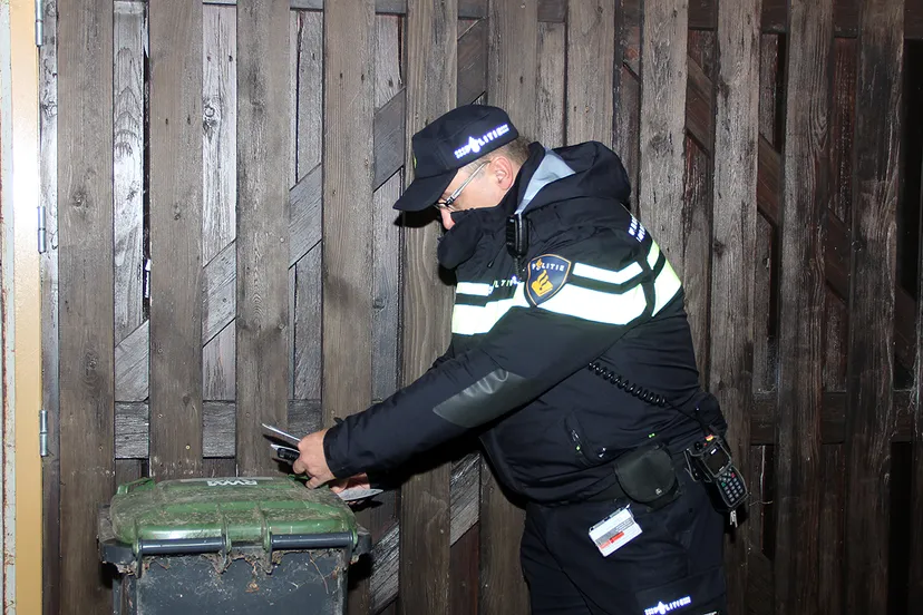 wijkagent luuc van hoof plaatst een wit voetje