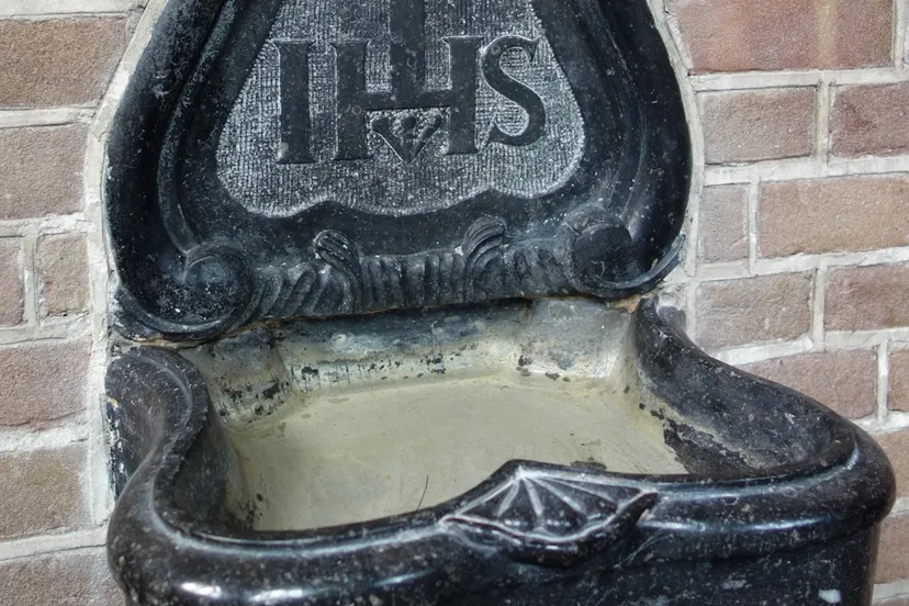 wijwaterbak dqfn13 cc by sa 40