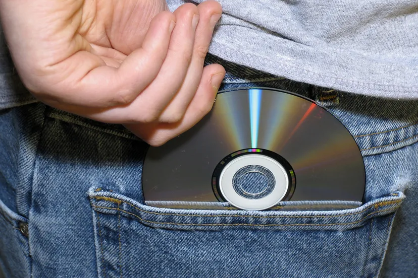 winkeldief steelt cd