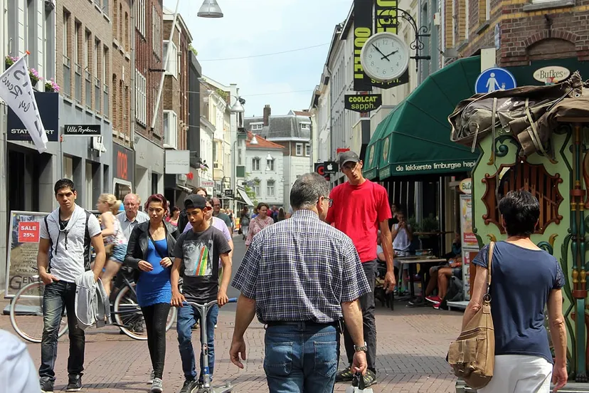 winkelend publiek op een snikhete dag in sittard 2015