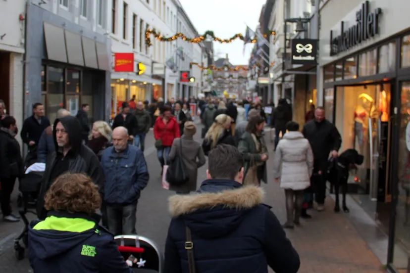 winkelend publiek winkelstraat sittard kerstdrukte