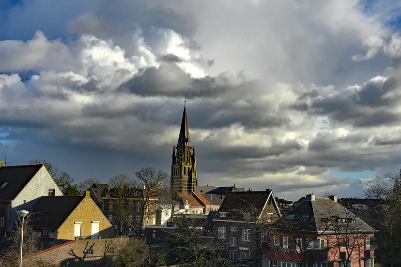 winter grote kerk wolken