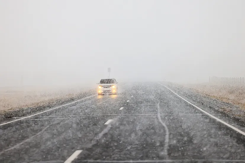 winter snelweg sneeuwval achtergrond mist slecht zicht