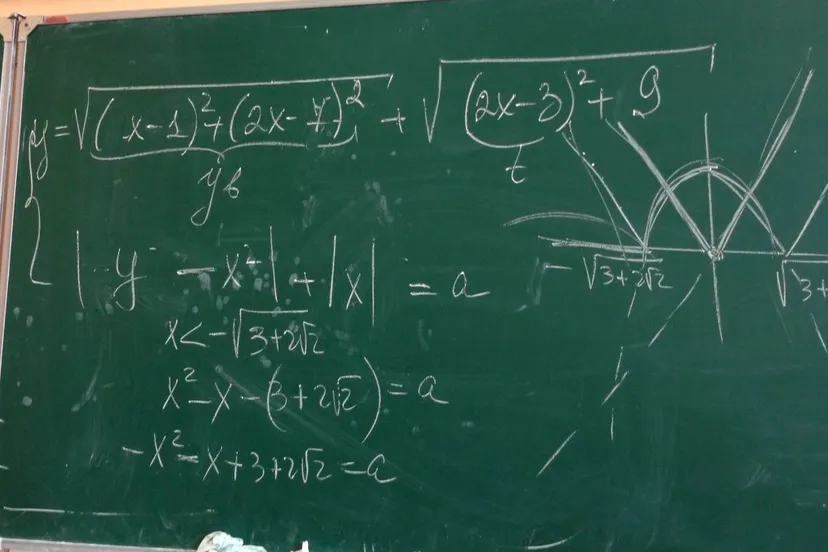 wiskundige uitwerking op schoolbord
