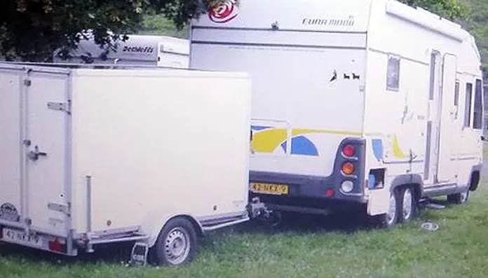 witte gesloten aanhanger gestolen