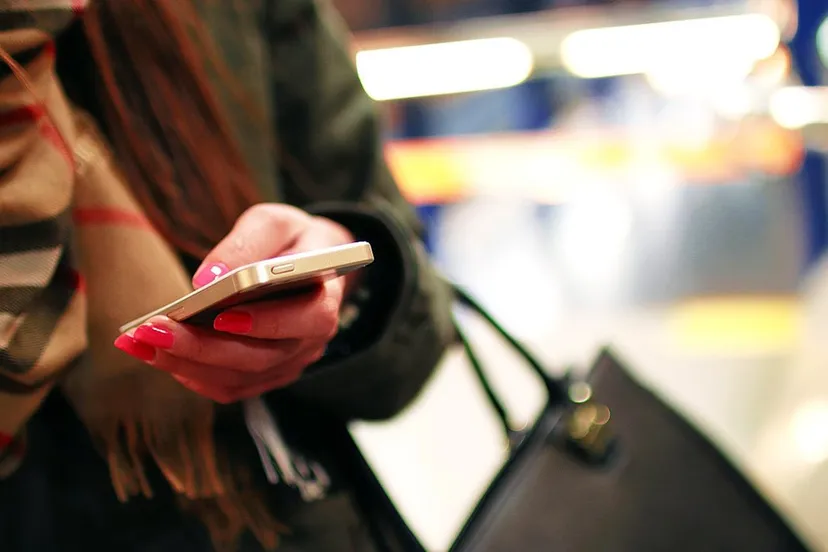 x iphone 926235 1280 texting sms bericht