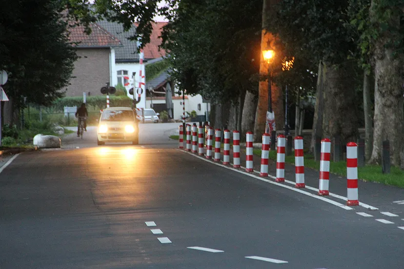 xendrgcr55j9k7zmqj3ii8gbo allee limbricht bij kasteel