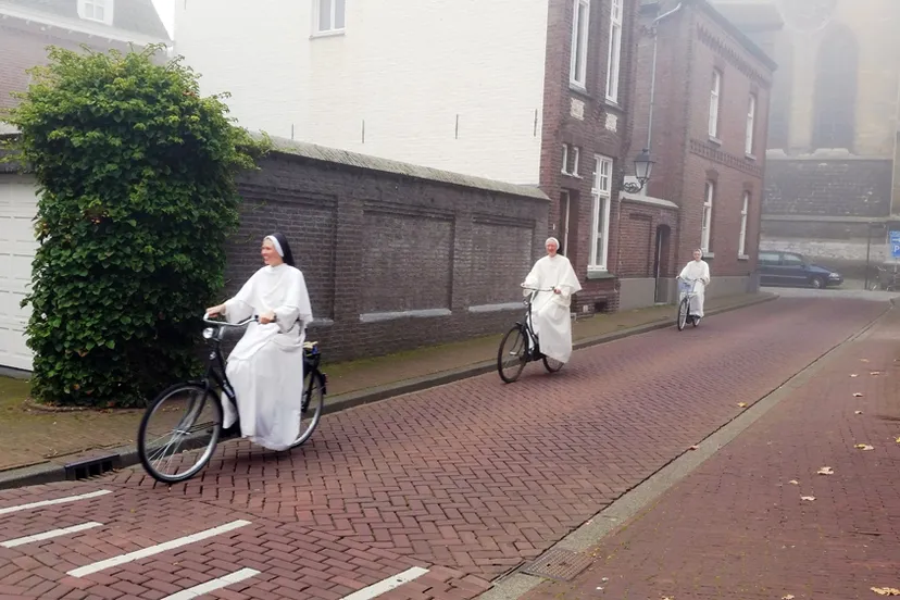 xugts8je89eyqi4m24e5lgb6a fietsende zusters dominicanessen