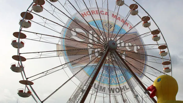 yck94nsxpxxuib3iylad1y632 reuzenrad met doek oktoberfeest 16 9 2