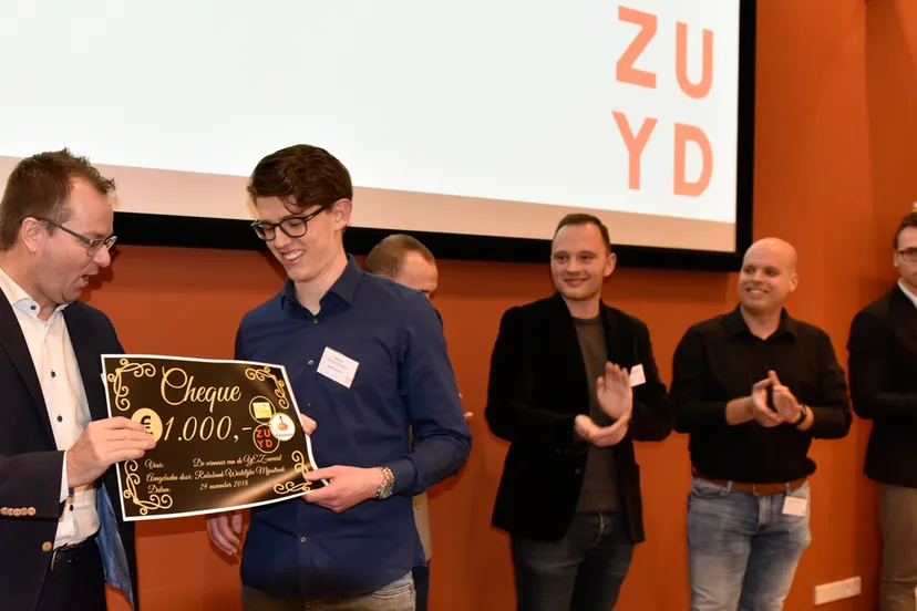 yez 2 prijsoverhandiging door de juryvoorzitter