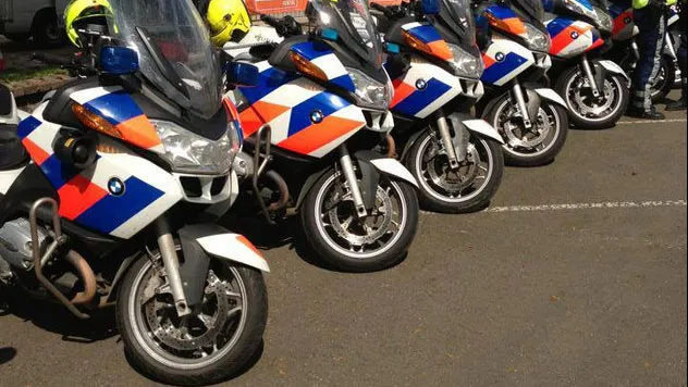 z6ns30q02i087svv3vh7jsksv politie motoren