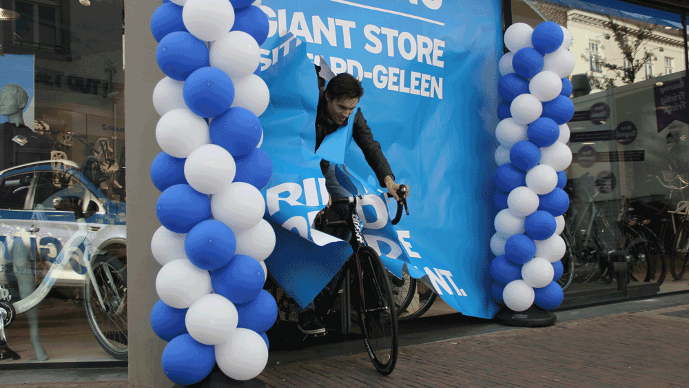 z8txgisdmkuzv4zbf2fy7xhly tom dumoulin fietst door affiche