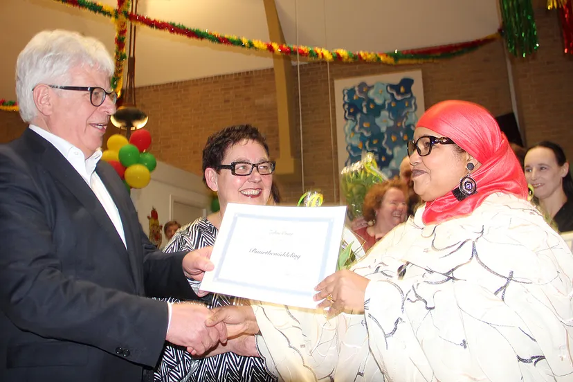 zahra omar was een van de buurtbemiddelaars die uit handen van burgemeester cox een certificaat ontving 2