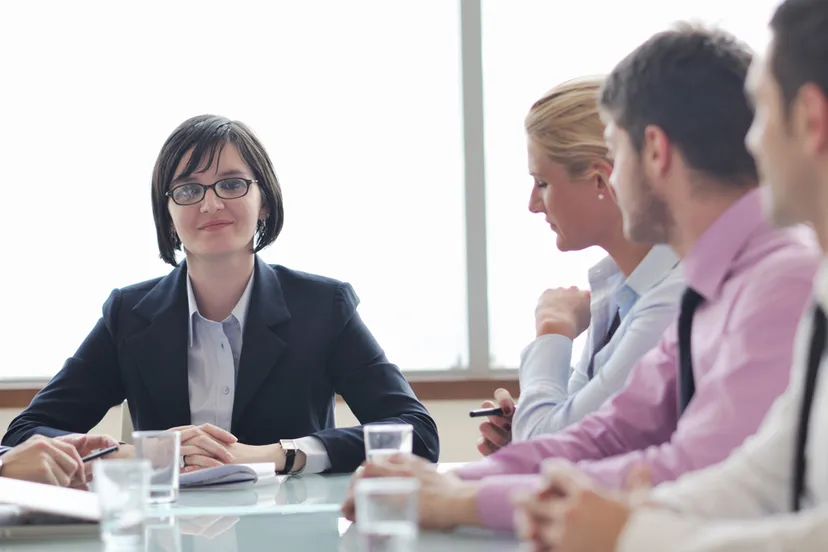 zakenvrouw zit vergadering voor