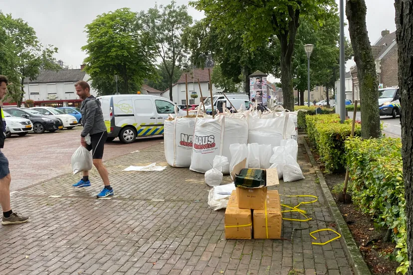 zandzakken vullen op de markt in grevenbicht
