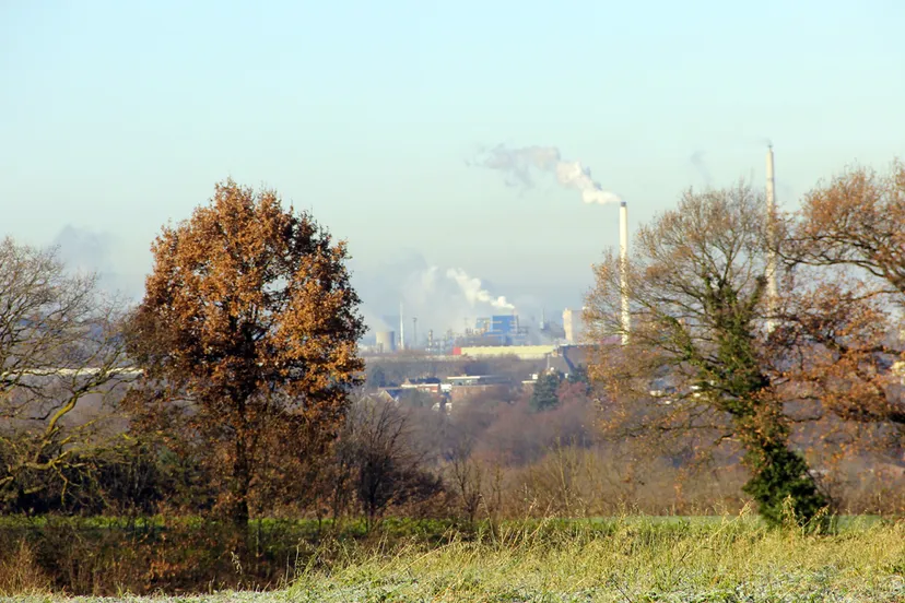zicht op chemelot en een deel van geleen