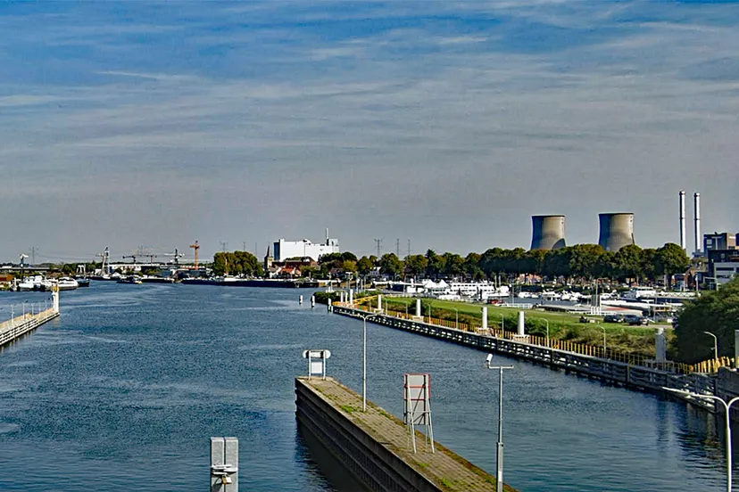 zicht op haven maasbracht vanaf sluis
