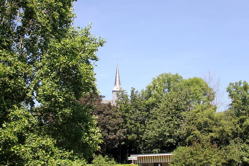 zicht op kapel agnetenberg vanuit kloostertuin