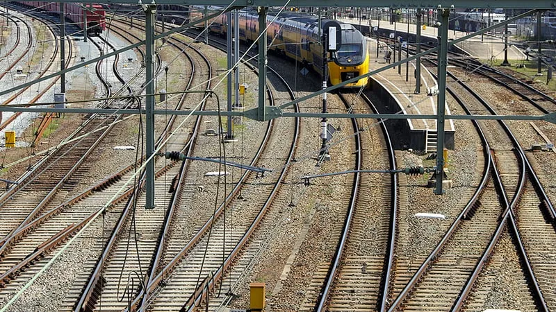 zicht op spoor bij station sittard vanaf ijzeren brug