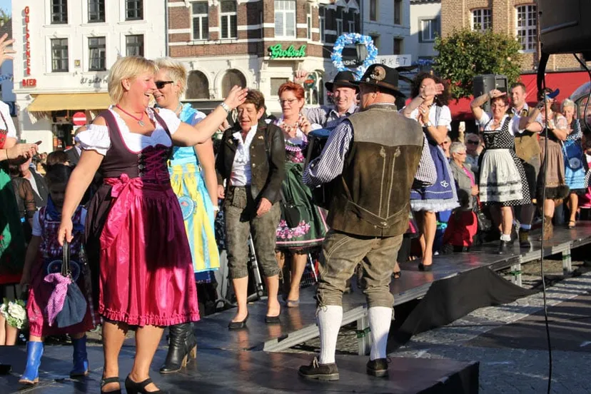 zlcde4bqz3se7jxllop3q08wf oktoberfeestmodeshow2012 16 9 2