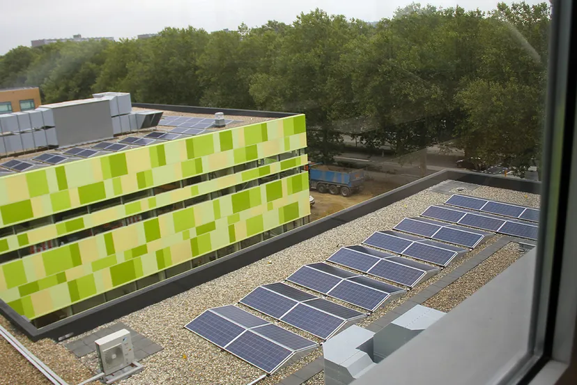 zonnepanelen op dak dacapo college in sittard