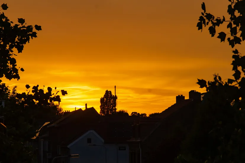 zonsondergang op warme dag fakkel olefins 4 ivo goessens