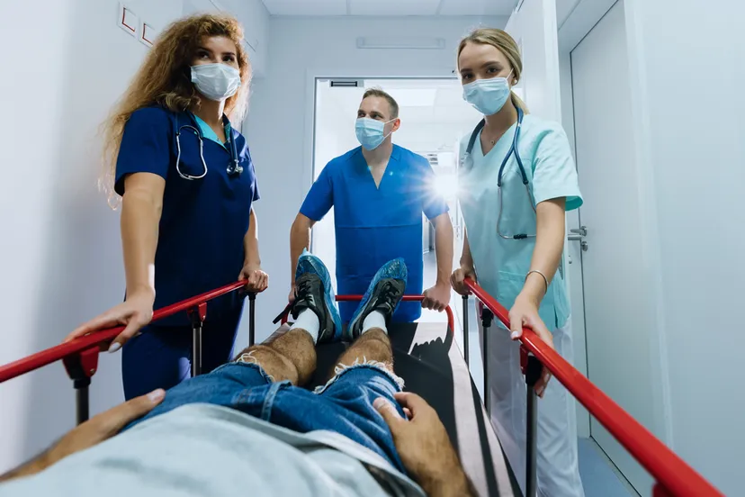 zorgmedewerkers en patient op bed