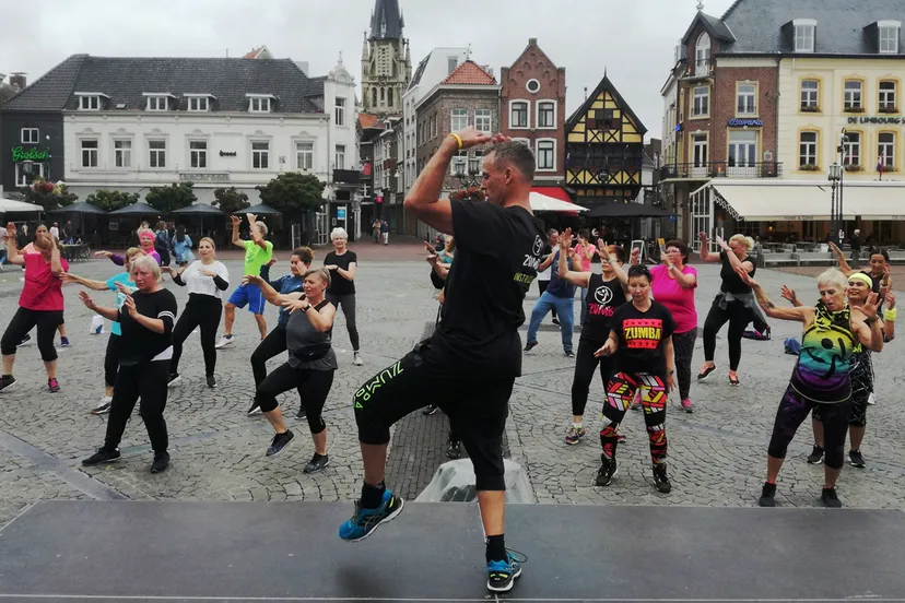 zumba fitnesstrainer harrie dekkers in actie foto 1