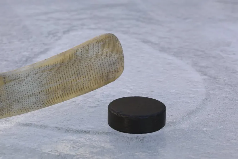 zwarte hockeypuck op ijs 1