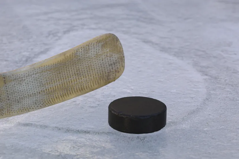 zwarte hockeypuck op ijs