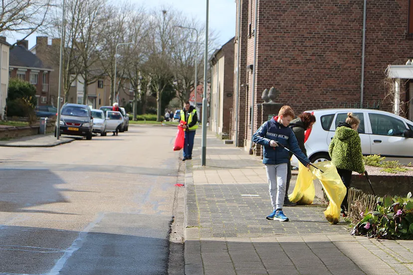zwerfvuilruimers in broeksittard