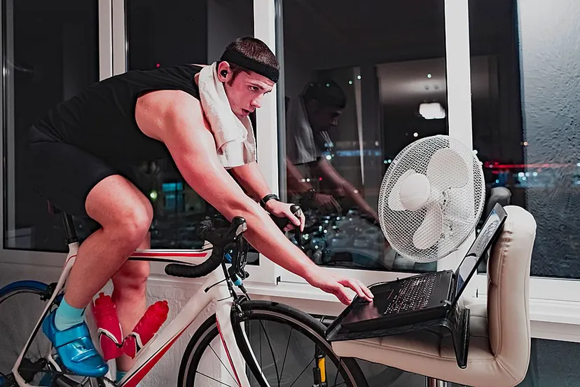 man op fiets biketrainer