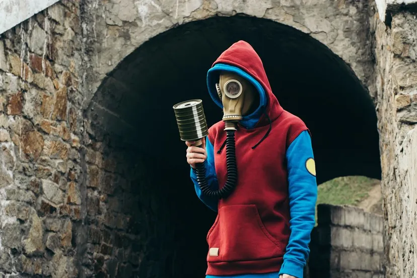 persoon met oud gasmasker