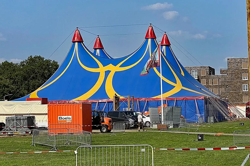 rosafestival 2024 in opbouw chapiteau tent